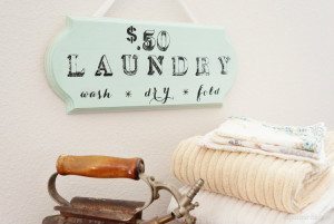 http://www.diyinspired.com/wp-content/uploads/2015/04/DIY-Wooden-Laundry-Room-Sign-300x201.jpg