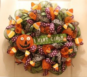http://www.diyinspired.com/wp-content/uploads/2015/10/Festive-Halloween-Mesh-Wreath-Tutorial-300x266.jpg