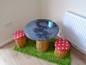http://www.diyinspired.com/wp-content/uploads/2015/11/DIY-Tree-Trunk-and-Toadstools-Table-1-300x225.jpg