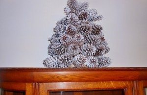 http://www.diyinspired.com/wp-content/uploads/2015/11/Repurposed-Pine-Cone-Christmas-Tree-300x194.jpg