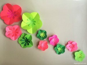 http://www.diyinspired.com/wp-content/uploads/2016/01/Easy-DIY-Paper-Flowers-Tutorial-300x225.jpg
