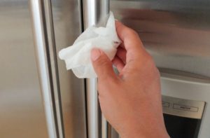 http://www.diyinspired.com/wp-content/uploads/2016/05/Quick-Kitchen-Cleaning-Hacks-WD40-and-Paper-Towel-300x197.jpg