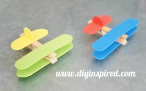 http://www.diyinspired.com/wp-content/uploads/2016/06/Airplane-Clothespin-Craft-4-300x186.jpg